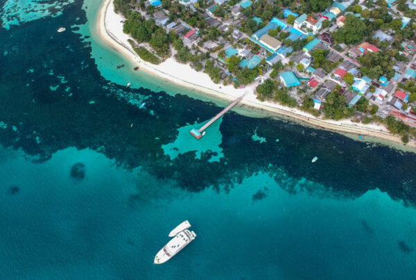 Вид с высоты на побережье Британских Виргинских островов.