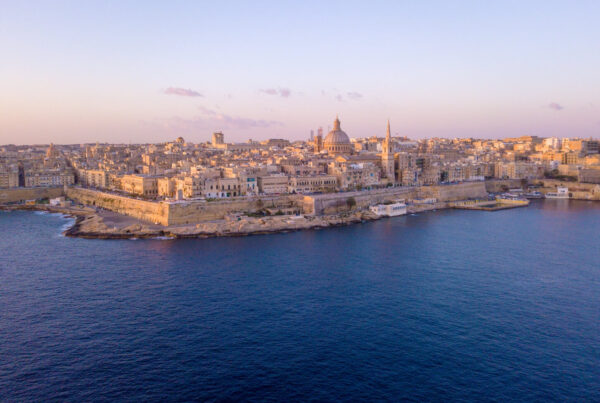 Море и прибрежный город.