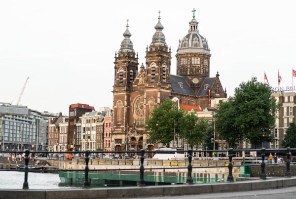 Здание в Амстердаме.