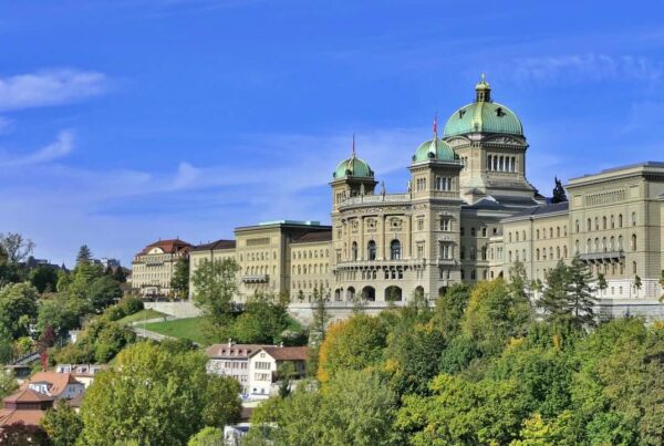 Вид на историческое здание в Швейцарии.